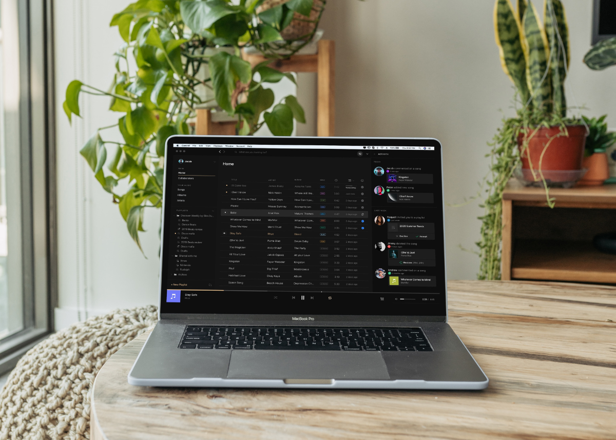 Air Play 2 : Comment ça fonctionne ? Image d'un Mac et d'un service de streaming musical