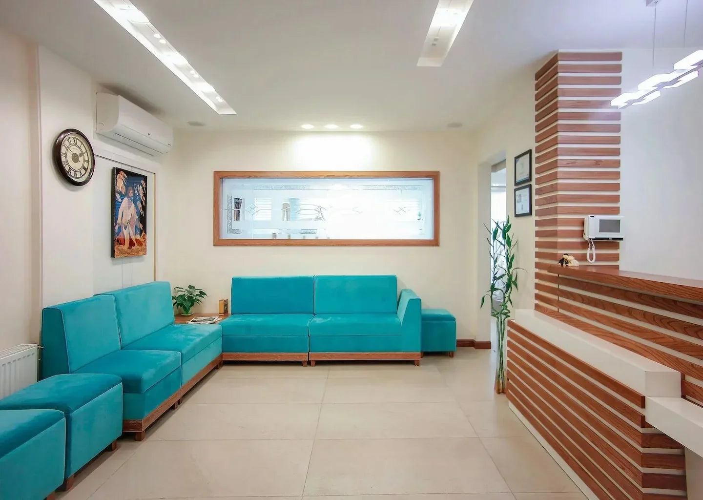 Salle d'attente Cozy, canapés confortables, musique relaxante