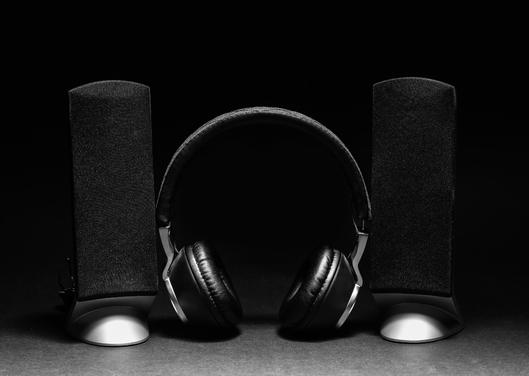 Écouter au casque ou sur des enceintes : quel est le meilleur choix ?