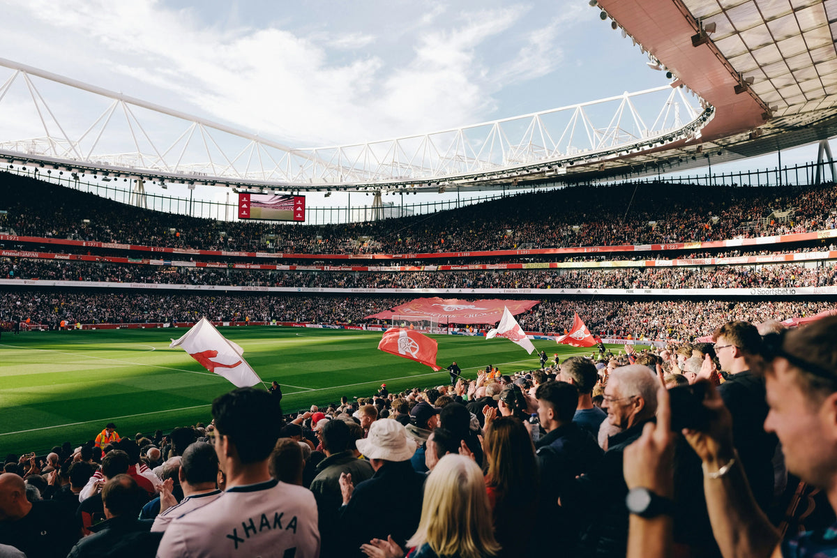 Tribunes d'un stade de football pendant un match