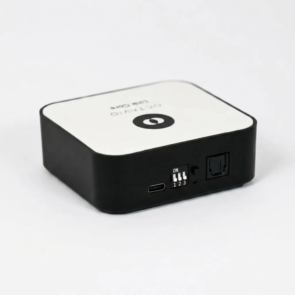 Harmony Link Core vu de trois quarts, avec ses prises USB-C et optique